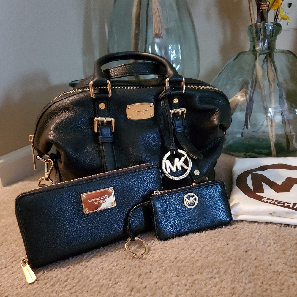 💯 Michael Kors Black Leather Bag W/ Free Gifts